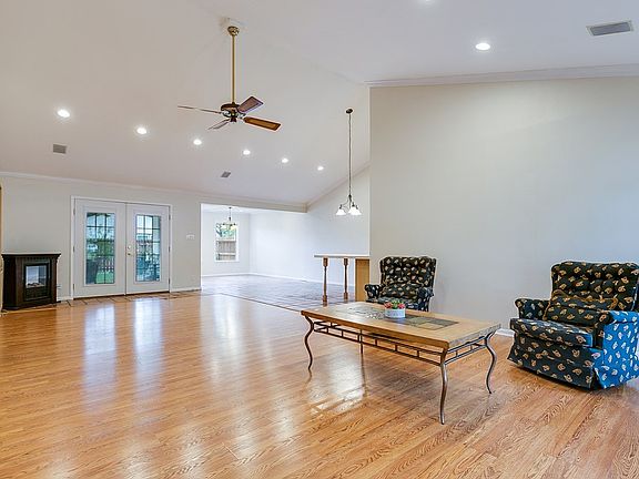 4th image of 2619 Princeton Ave