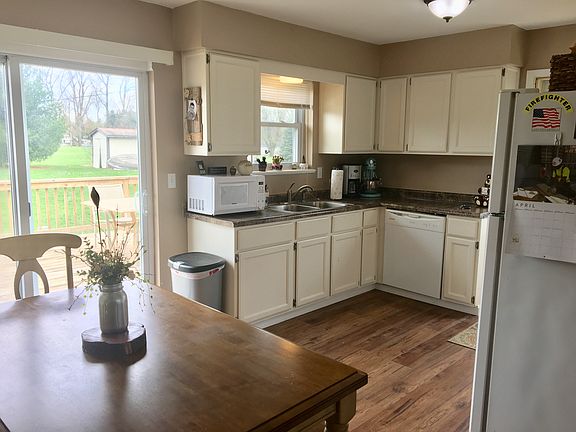 Dining/kitchen