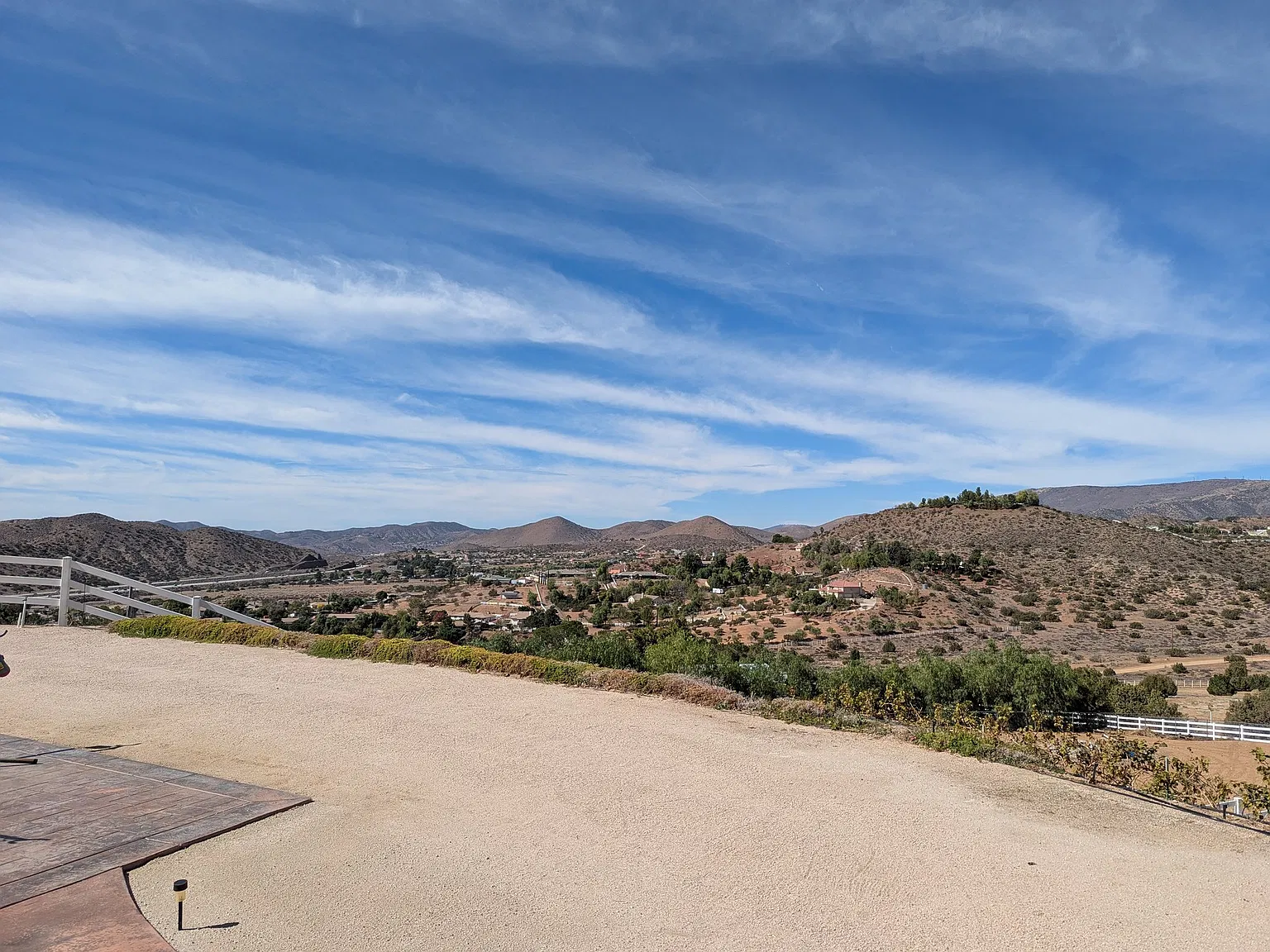 Spacious 4-Bedroom Home with Mountain Views — Photo 4