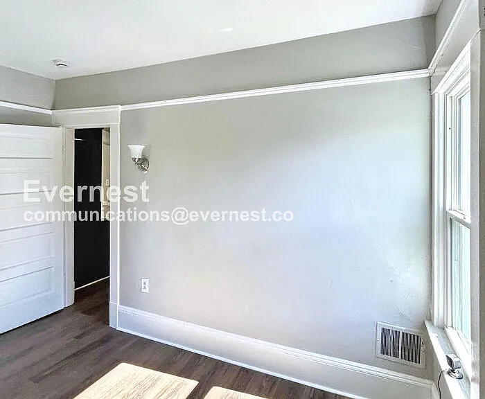 2216 E 82nd St — Photo 22