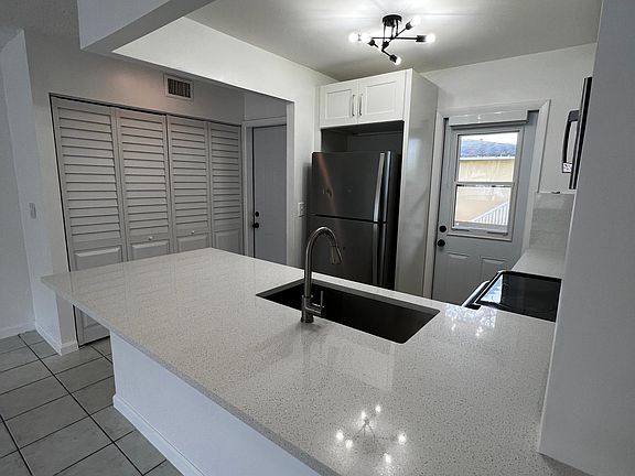 5th image of 420 SE 2nd Ave APT B22