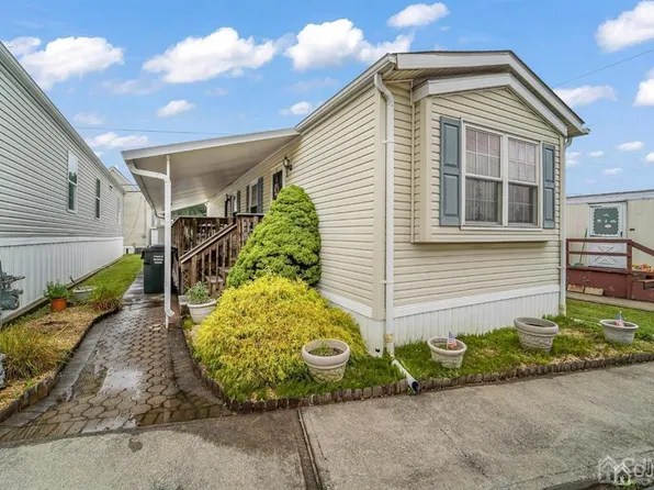 38 Helen Ave, Avenel, NJ 07001