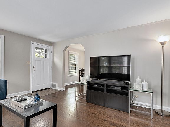 5th image of 8 Iroquois Dr