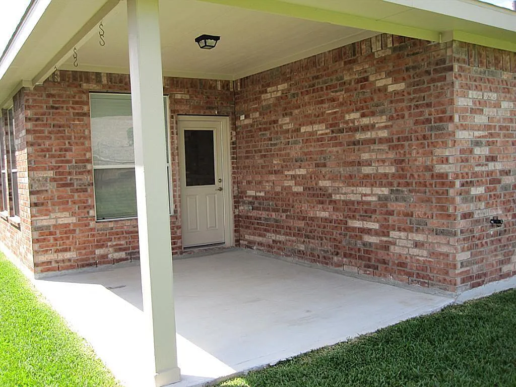 4 bed, 2.0 bath, 1960 sqft, $2,200 — Photo 3