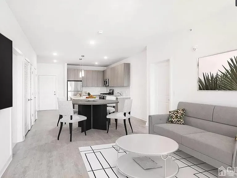 Green Oaks Apartments — Photo 13