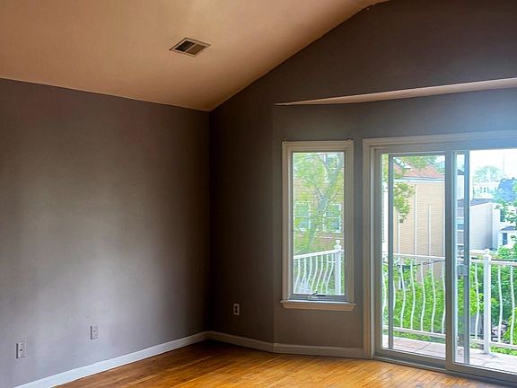4th image of 70 Waverly St #2