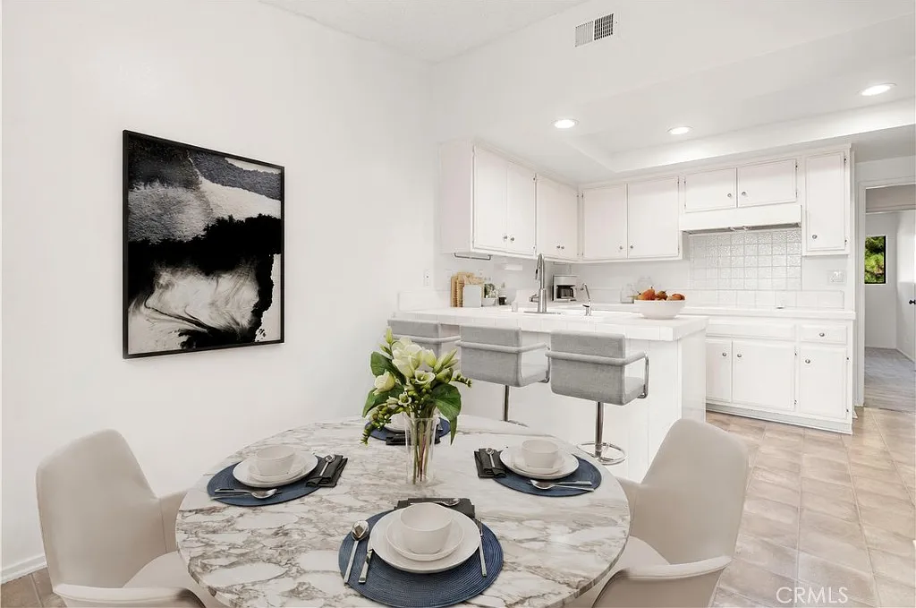3 bed, 2184 sqft, $5,300 — Photo 4