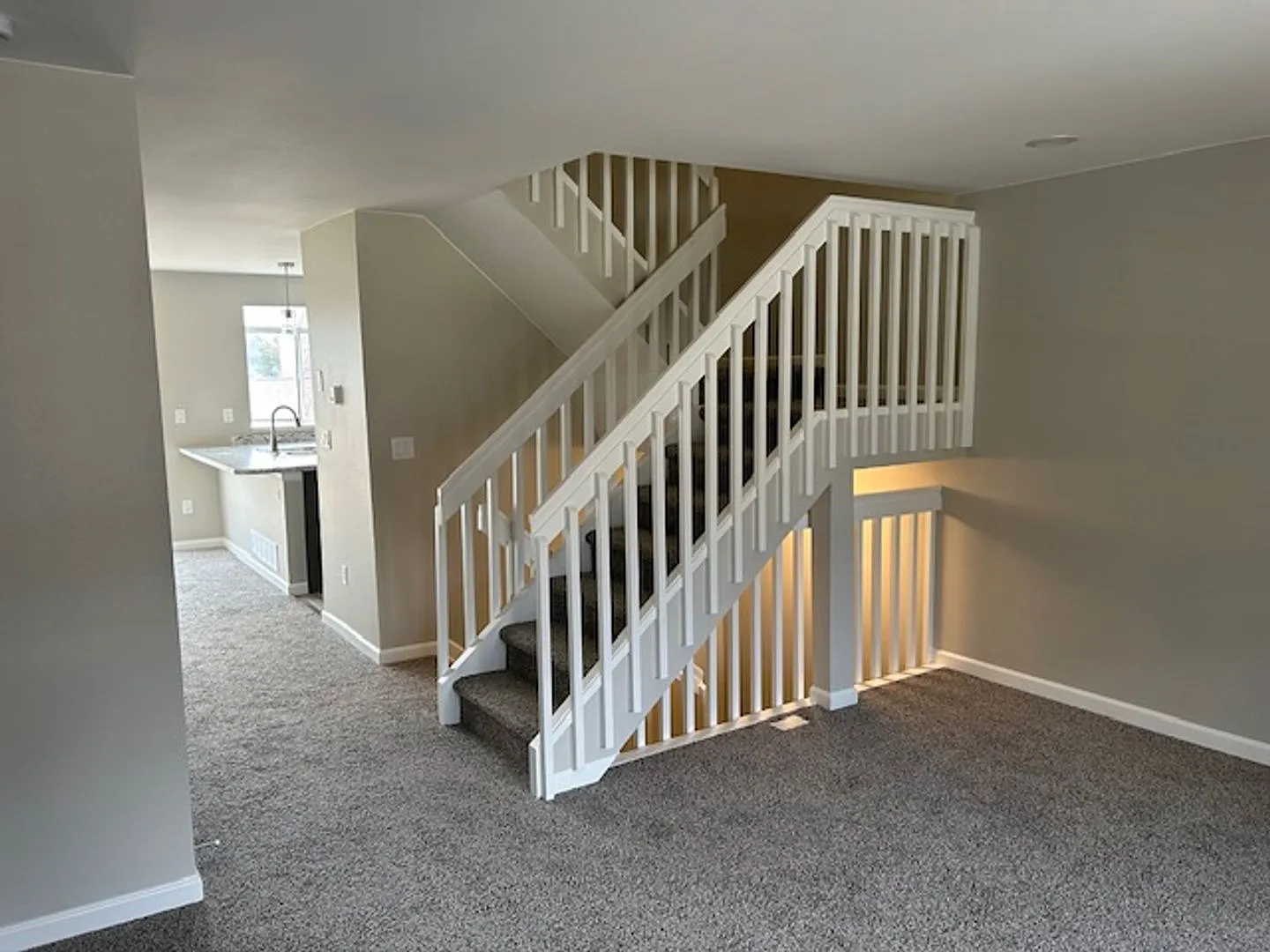 Like New Townhome in Great Aurora Community — Photo 4