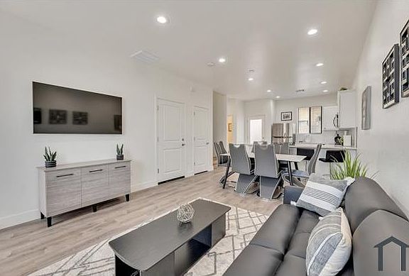 2nd image of 5131 N 22nd Ave #101