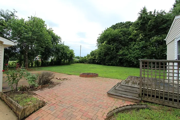 2215 Rosewood Dr — Photo 3