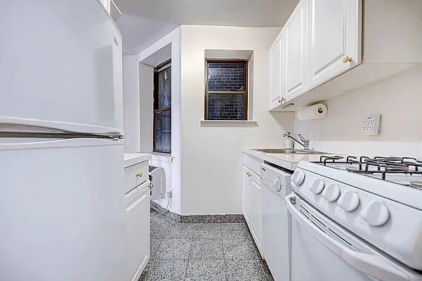 Rented by Urbane Brokerage | media 10