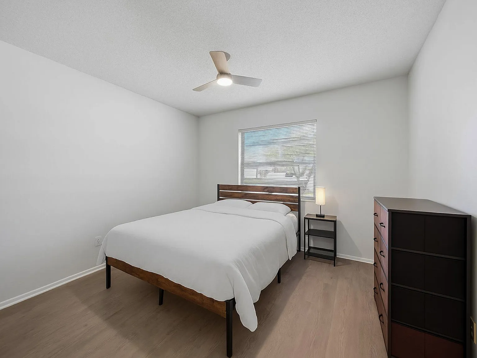 4 bed, 2.0 bath, 1401 sqft, $910 — Photo 2