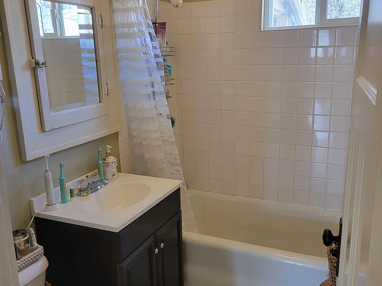 562 28th St #2 — Photo 8