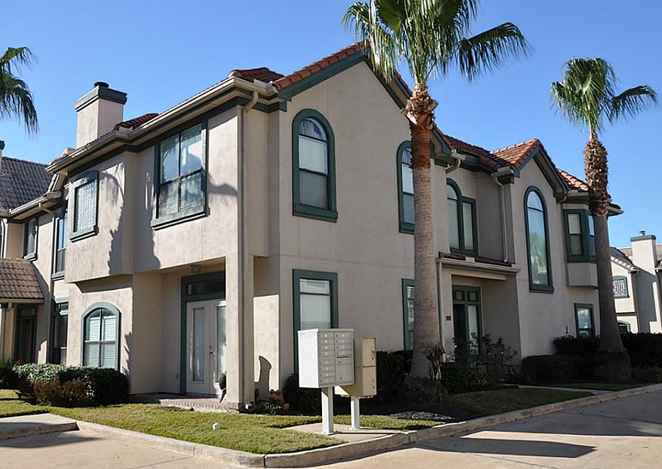 Beautiful Town Home located at coveted end location.