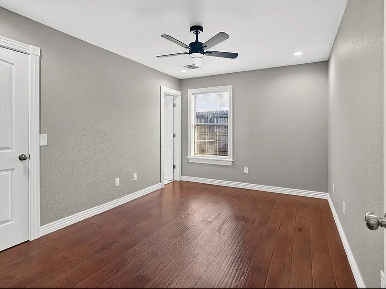 813 Marcus St — Photo 3