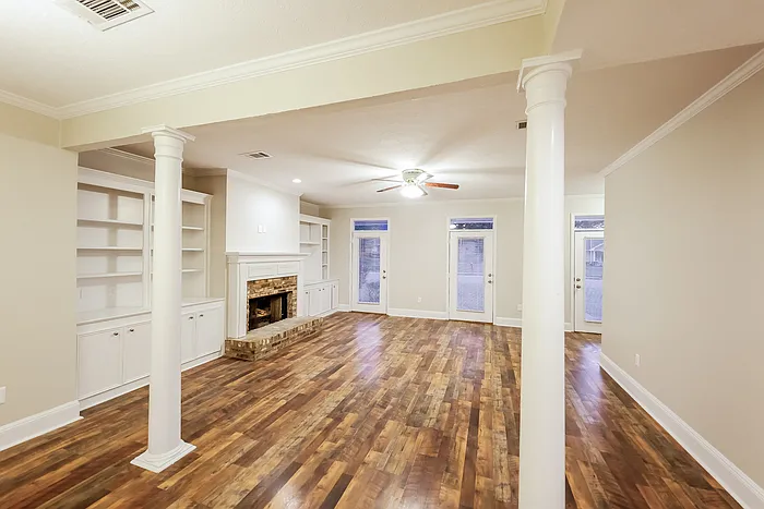 3 bed, 2.0 bath, 1915 sqft, $2,145 — Photo 2
