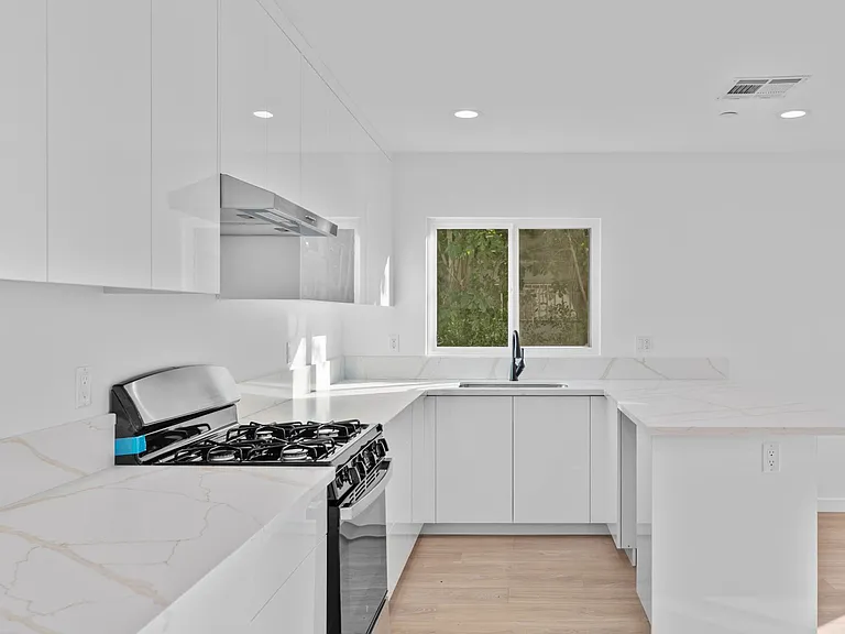 6842 Cedros Ave — Photo 10