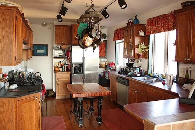 7 bed, 9999 sqft, $10,675 — Photo 1