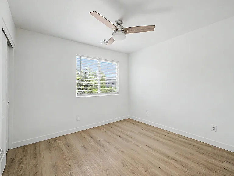 105 W Latona Rd — Photo 31