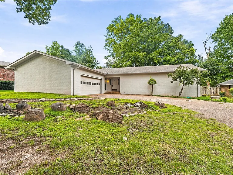 1610 Hillcrest Dr — Photo 1