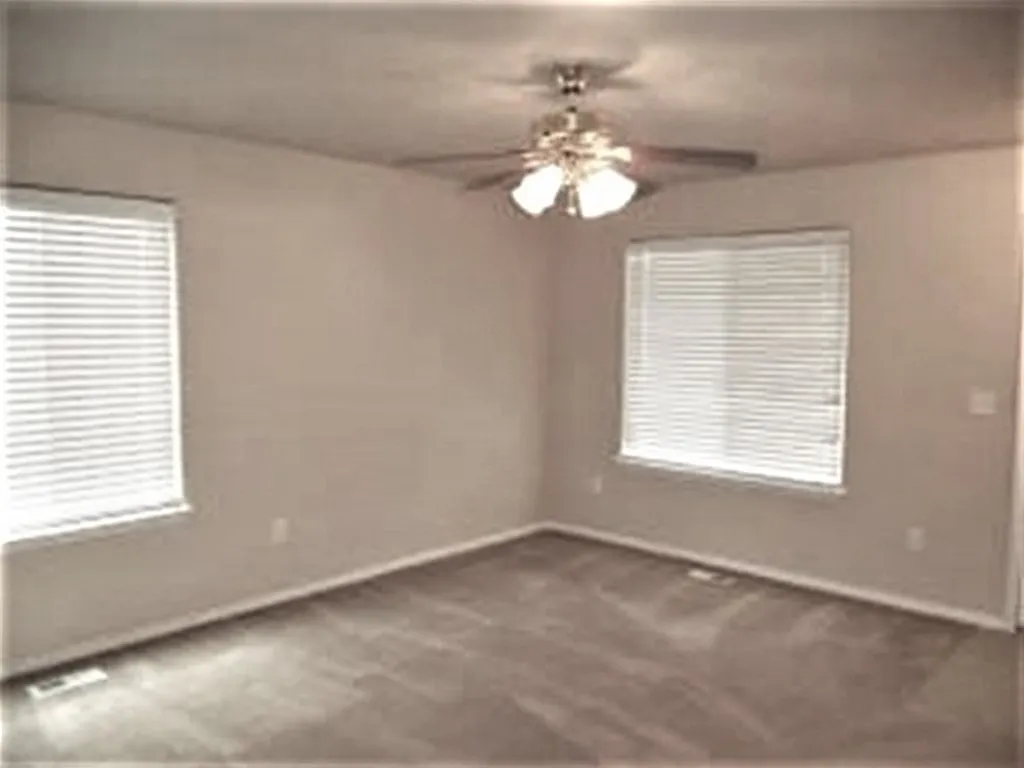 4 bed, 2.5 bath, 2001 sqft, $2,608 — Photo 2