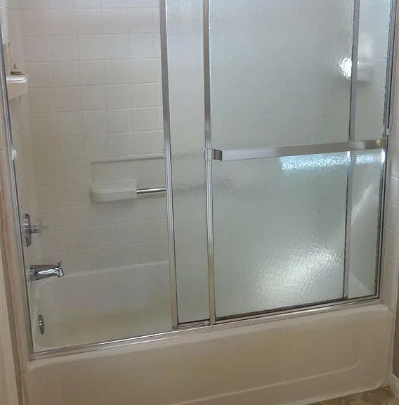 Common Bathroom & Master Have Shower/Tub