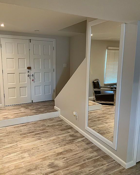 Entry way w/built in mirror