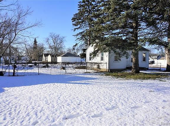 2nd image of 28543 Dawson St