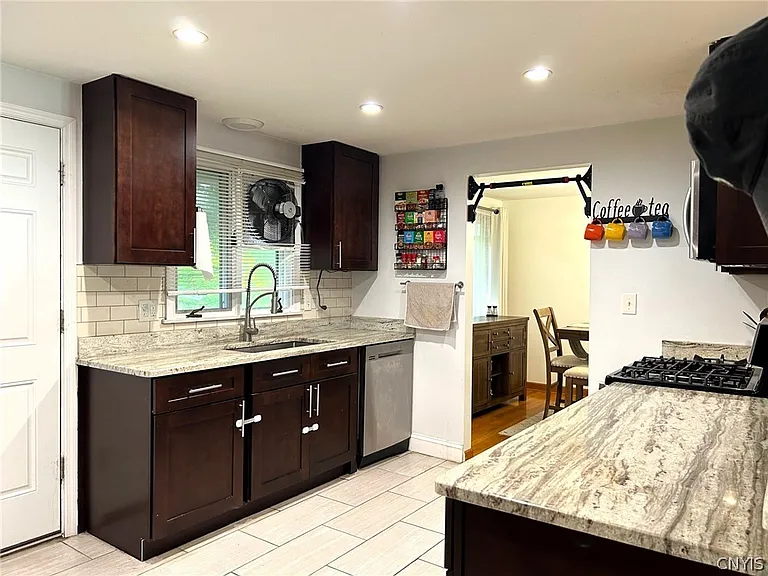 302 Oakridge Dr — Photo 12