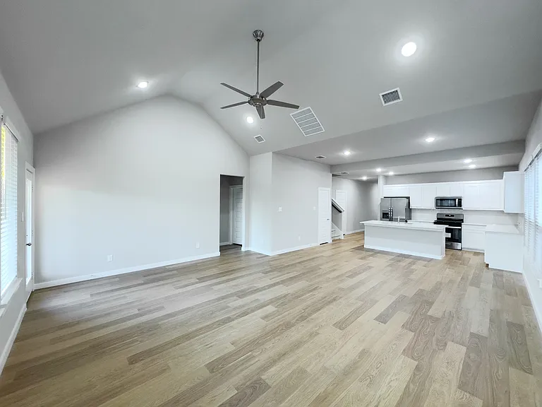 566 Silver Springs Ln — Photo 19
