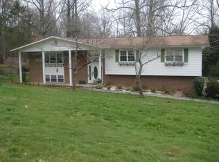 101 Westwind Dr, Oak Ridge, TN 37830