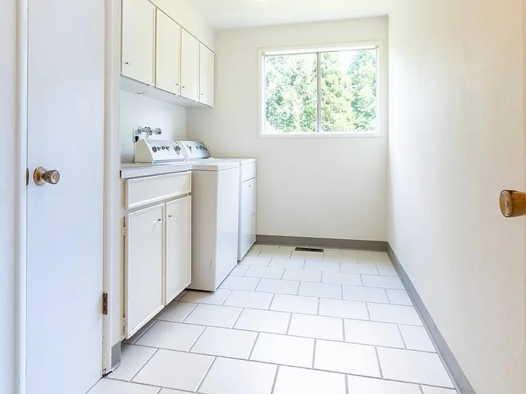 SW Parkwest Ln — Photo 2