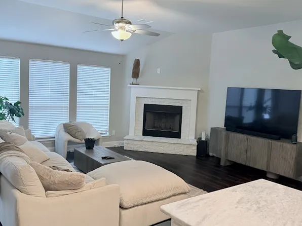 424 Molly Ln, Keene, TX 76059