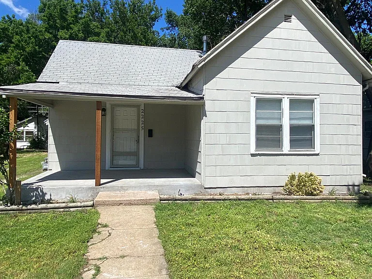 2225 N Fairview Ave — Photo 8
