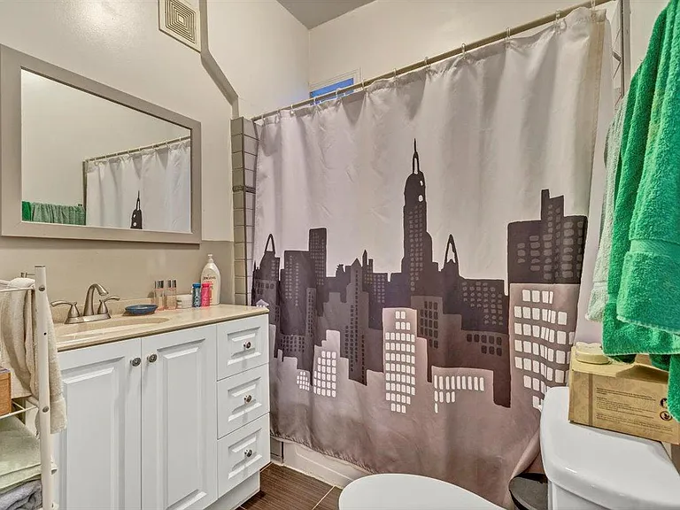 1410 N Maplewood Ave #2 — Photo 4
