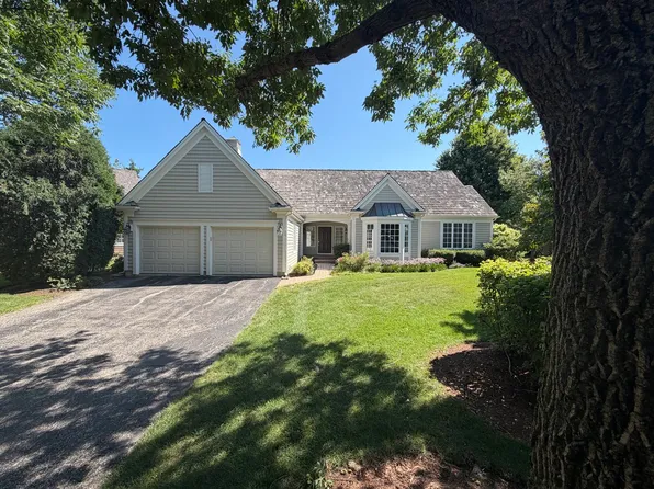 655 S Buckingham Ct, Lake Forest, IL 60045