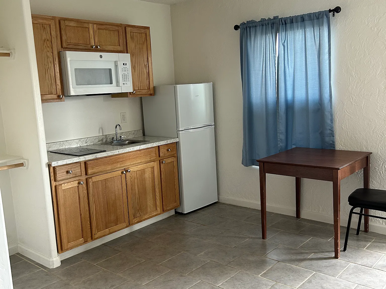 Studio, 200 sqft, $895 — Photo 3