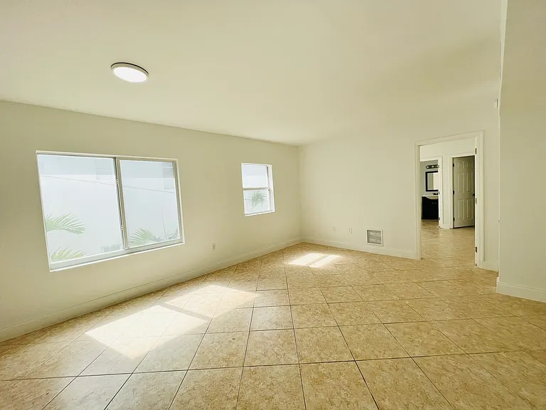 952 Bay Dr #6 — Photo 6