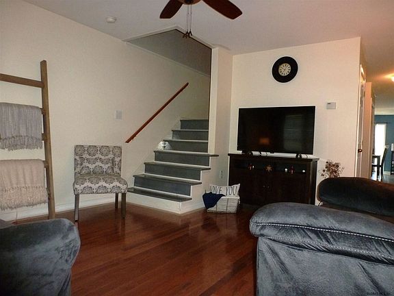 4th image of 328 N 6th Ave