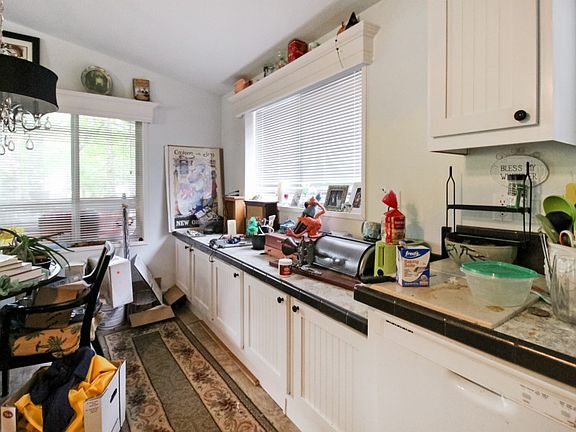 5th image of 951 Hassalo Ave SE