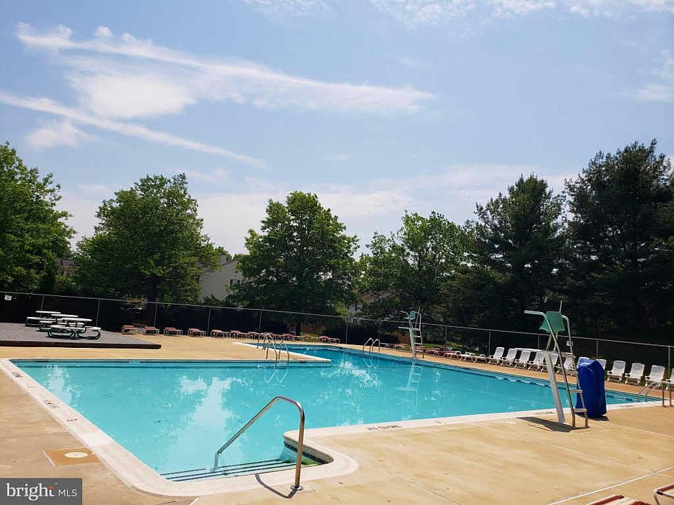 2nd image of 6926 Hovingham Ct