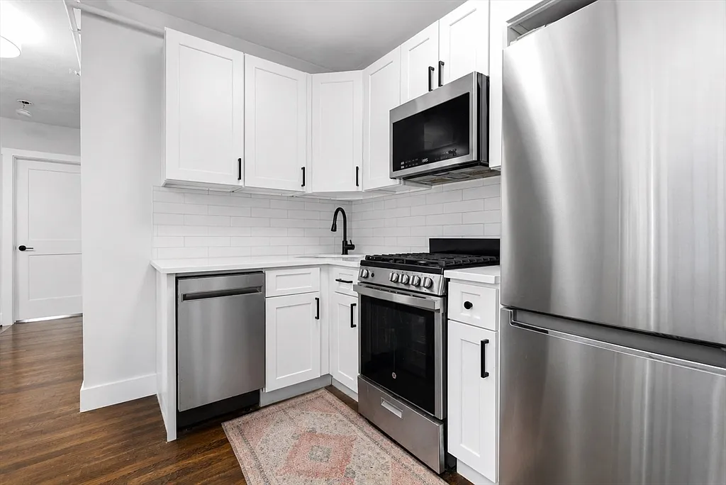 3 bed, 2.0 bath, 1000 sqft, $5,400 — Photo 1