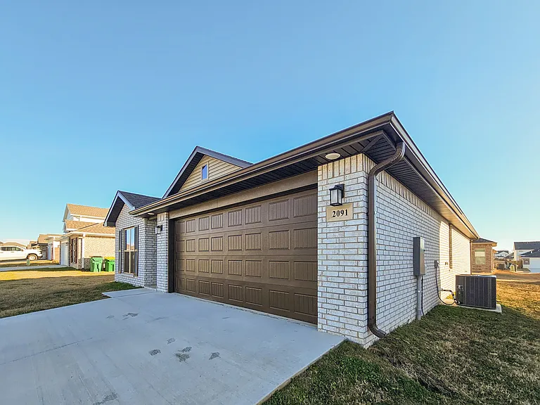 2091 Bluebonnet Ln — Photo 4