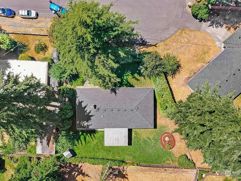 2516 Dayton Ave NE — Photo 3