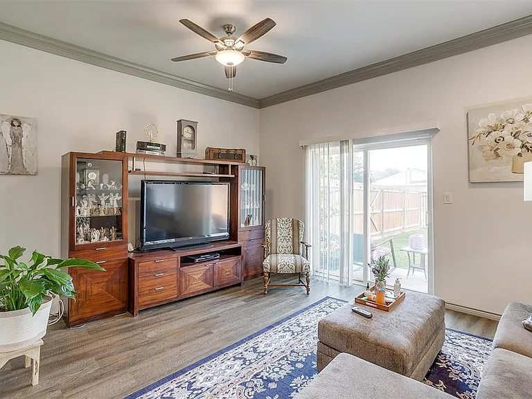 1313 Summerset Ln — Photo 8
