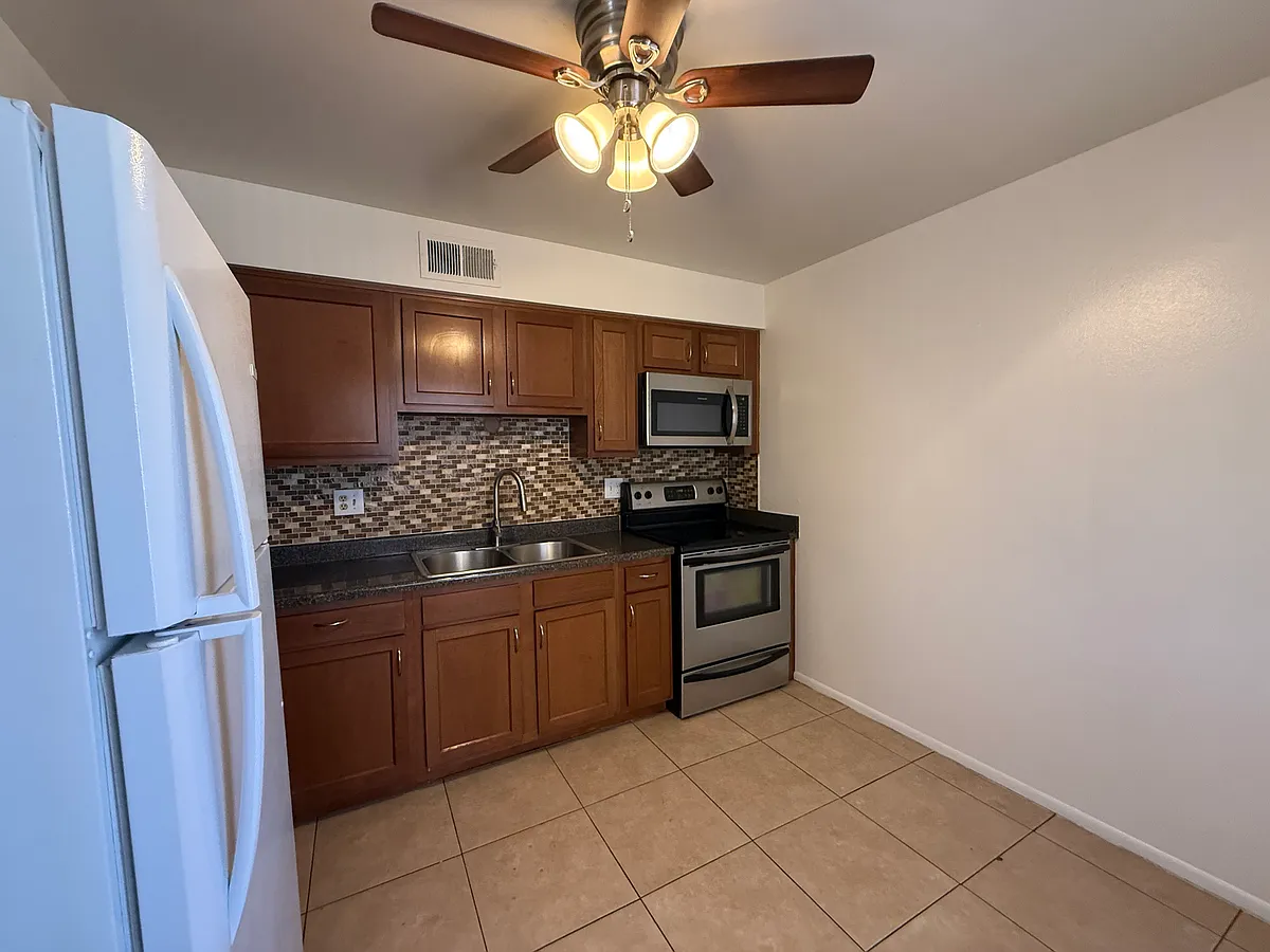 Building Photo - 4220 N 25th St #16