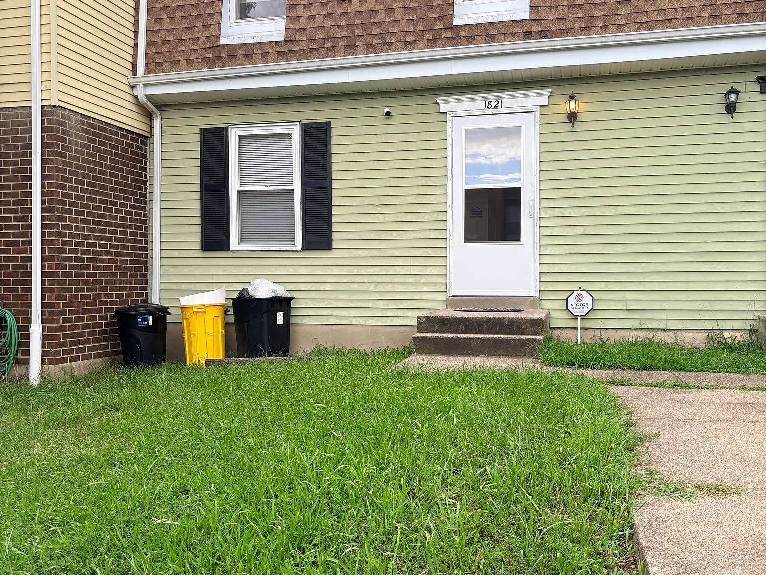 3 bed, 1.5 bath, 1160 sqft, $2,700 — Photo 1