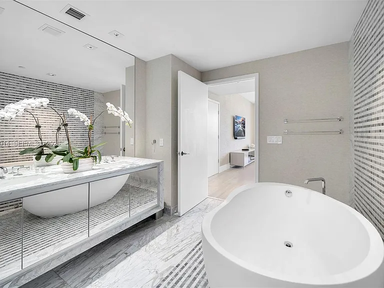 788 NE 23rd St #1002 — Photo 35