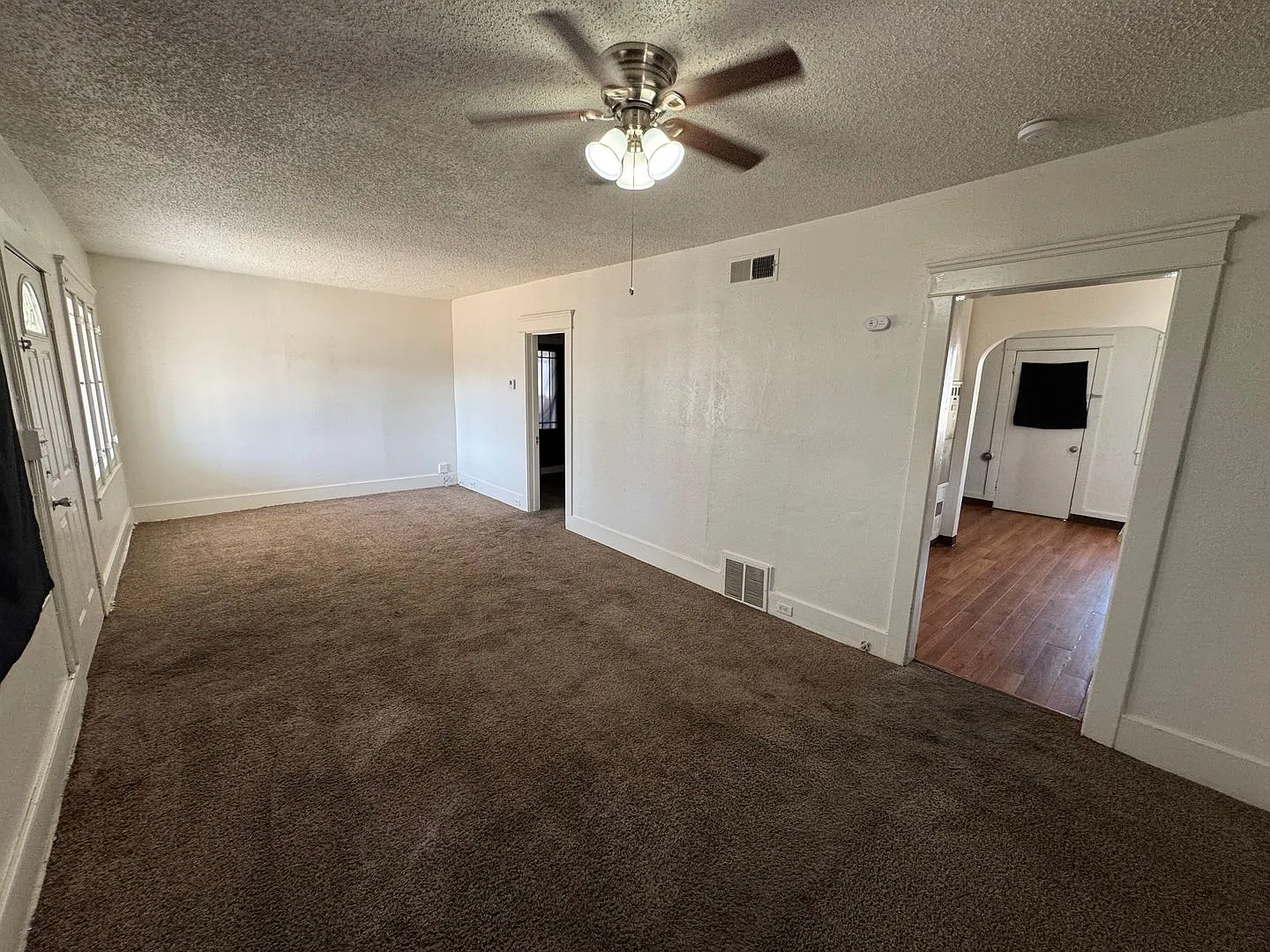 Adorable 2 Bedroom House in Selma — Photo 2