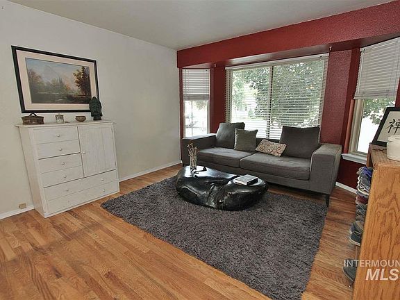 3rd image of 5762 Glencrest Ave